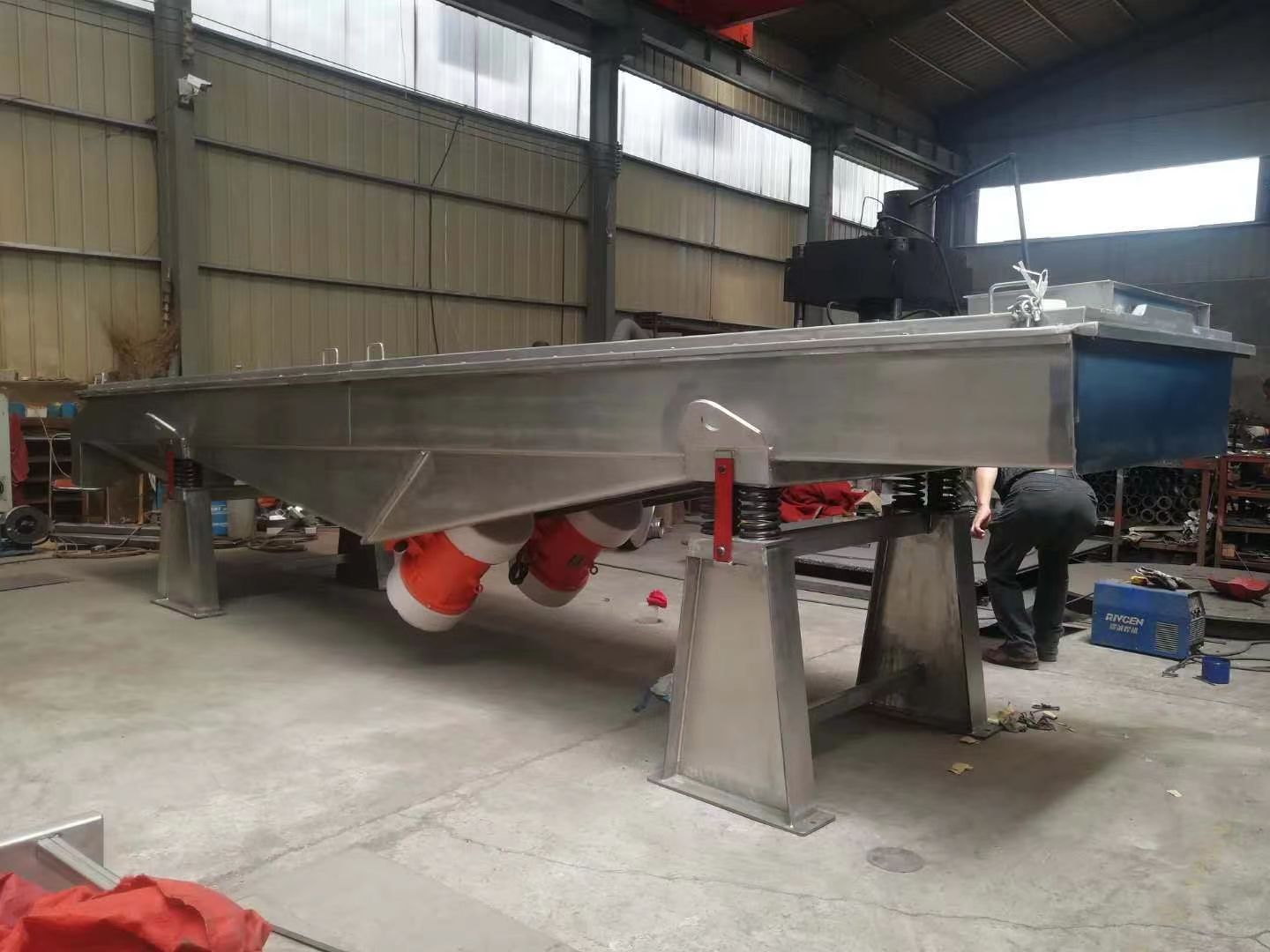 直線(xiàn)振動(dòng)篩振動(dòng)電機(jī)的安裝方式